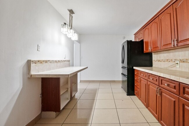 Building Photo - Comfortable 3-Bedroom Multifamily Home in Prime Miami Location (Water and electricity are included)