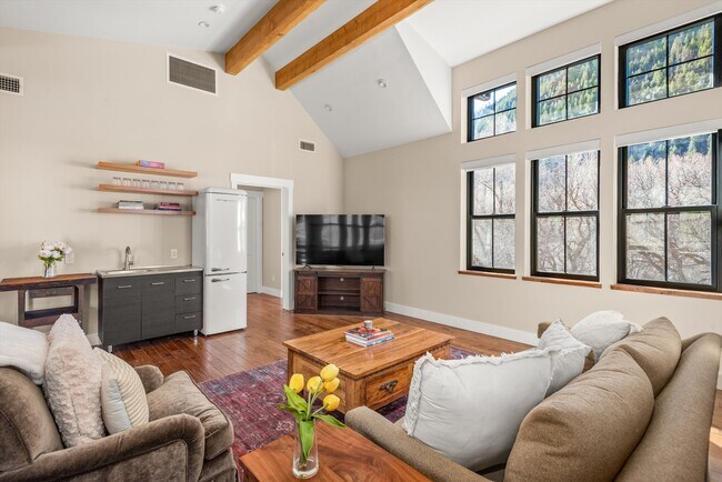 Building Photo - 106 Castle View Dr