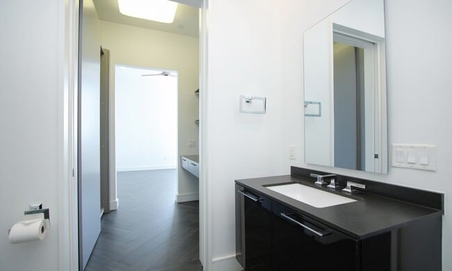 Building Photo - Exquisite Luxury high-rise 2 bedroom, 2bat...