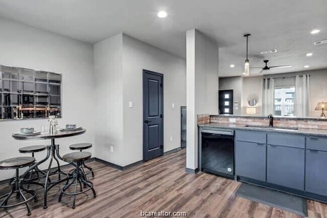 Building Photo - 1451 Associates Ave