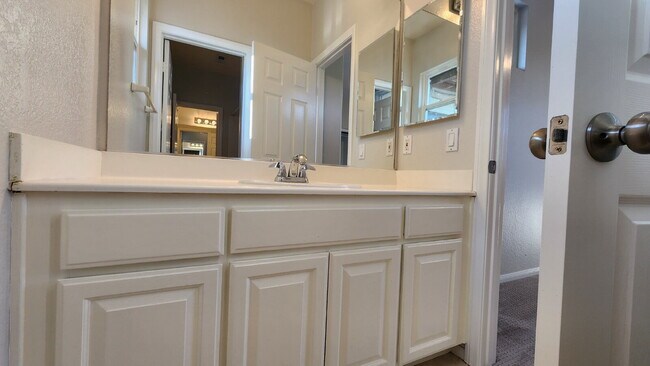 Building Photo - Gorgeous home on the Golf Course in a gated community.