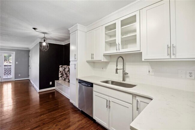 Building Photo - 885 Briarcliff Rd NE