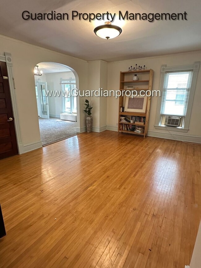 Building Photo - Linden Hills Upper Level Duplex, Sunroom, ...