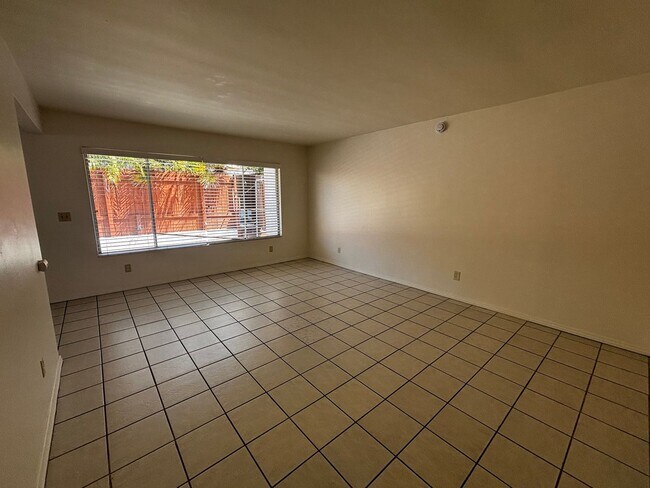 Building Photo - 735 Genevieve St