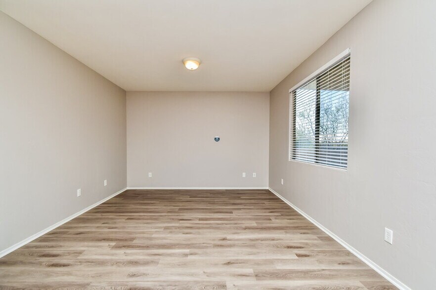 Building Photo - 8757 E Chimney Spring Dr