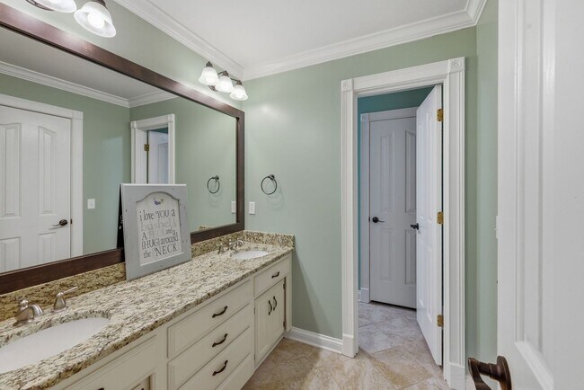 Building Photo - 1733 Carriage Ct