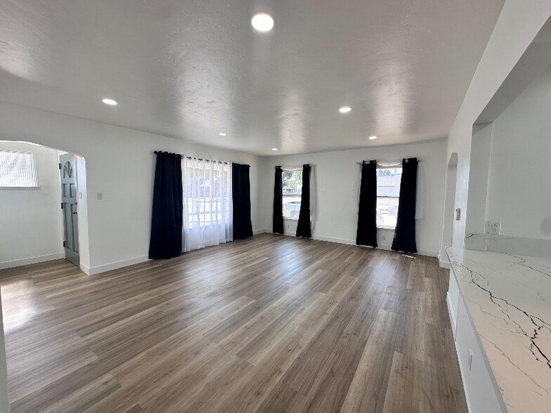 Building Photo - 422 E Grand Ave