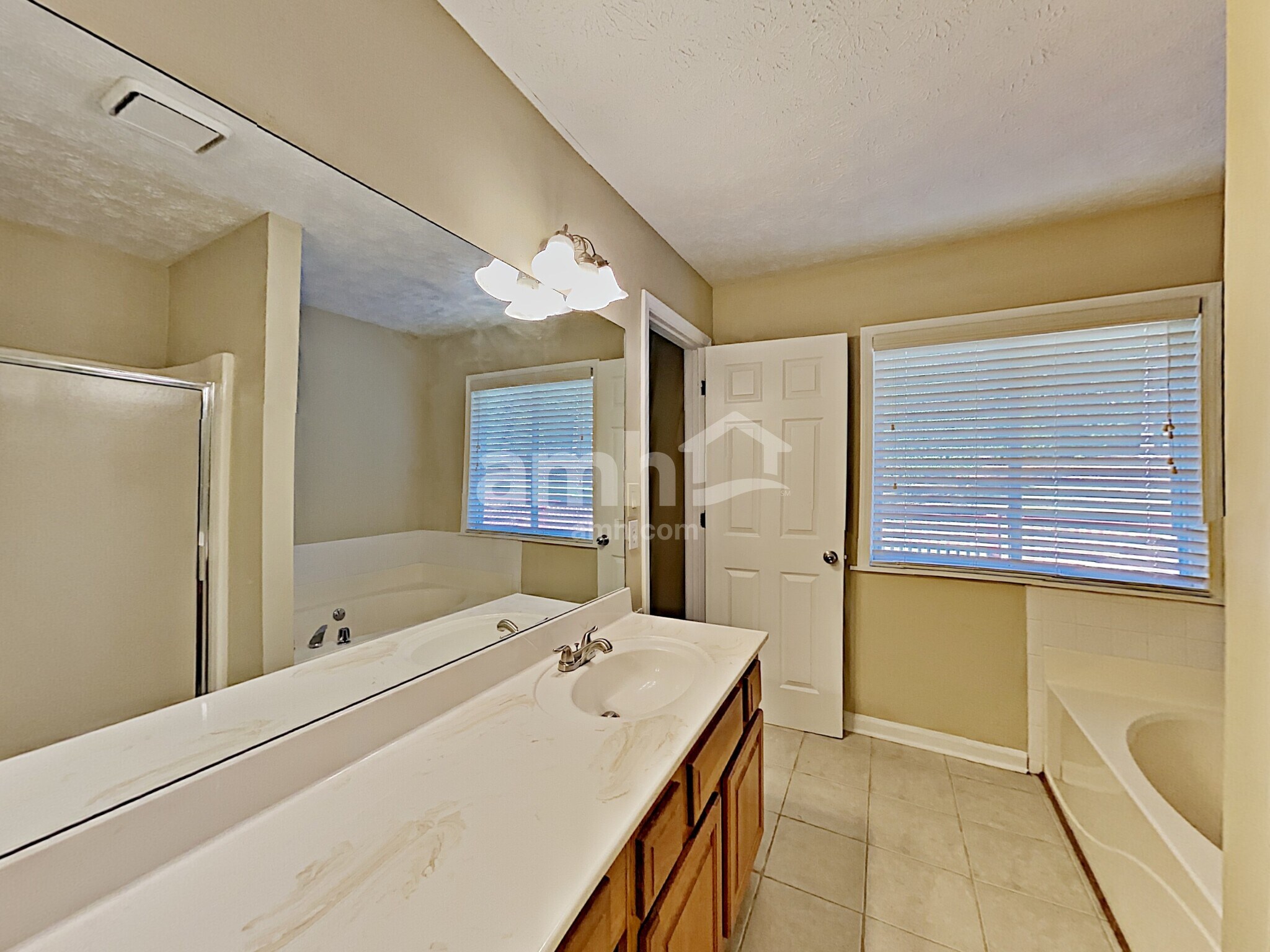 Building Photo - 2044 Lakeland Dr