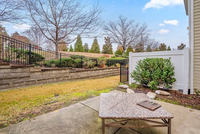 Building Photo - Beautiful  3 bedroom Townhome Living in Apex, NC