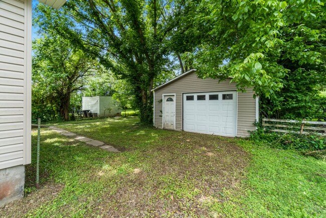 Building Photo - Charming House Close To SEMO