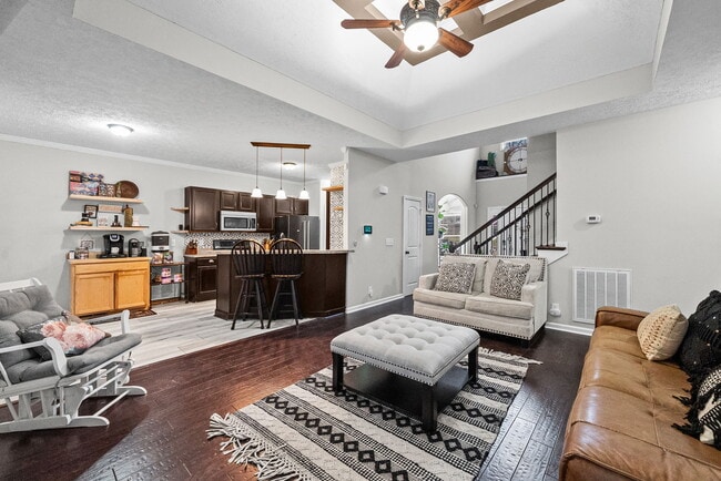 Building Photo - 632 Hidden Valley Dr