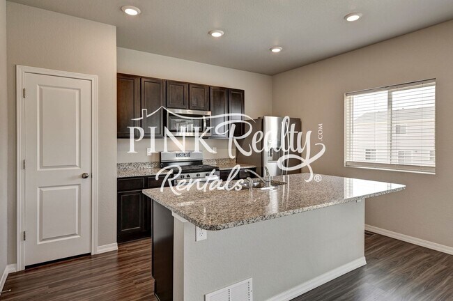 Building Photo - 6014 Yamhill Dr