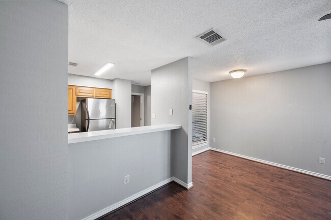 Building Photo - North Alington Condo close to the Entertainment District