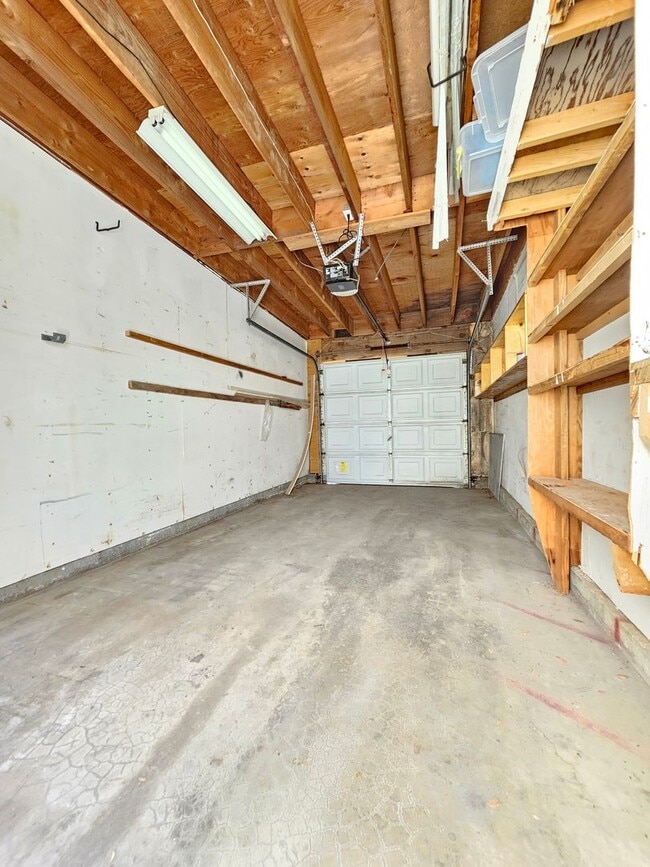 Building Photo - Charming Condo With Pool Access!