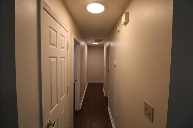 Building Photo - 2320 Ridgedale Dr SW