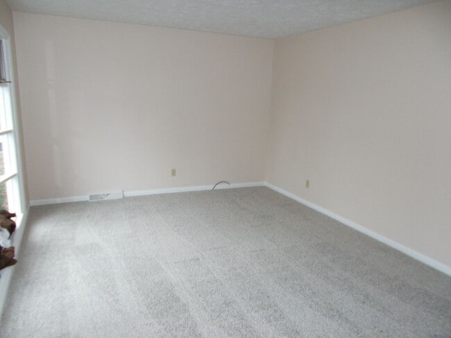 Building Photo - Welcome to this Stunning and Expansive 3 Bedroom, 2 1/2 Bath Home in the Desirable Oak Park Area ...