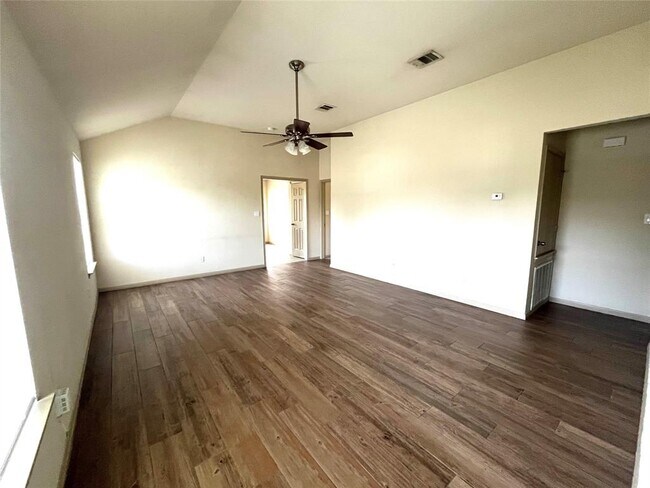 Building Photo - 5413 Roosevelt Ave