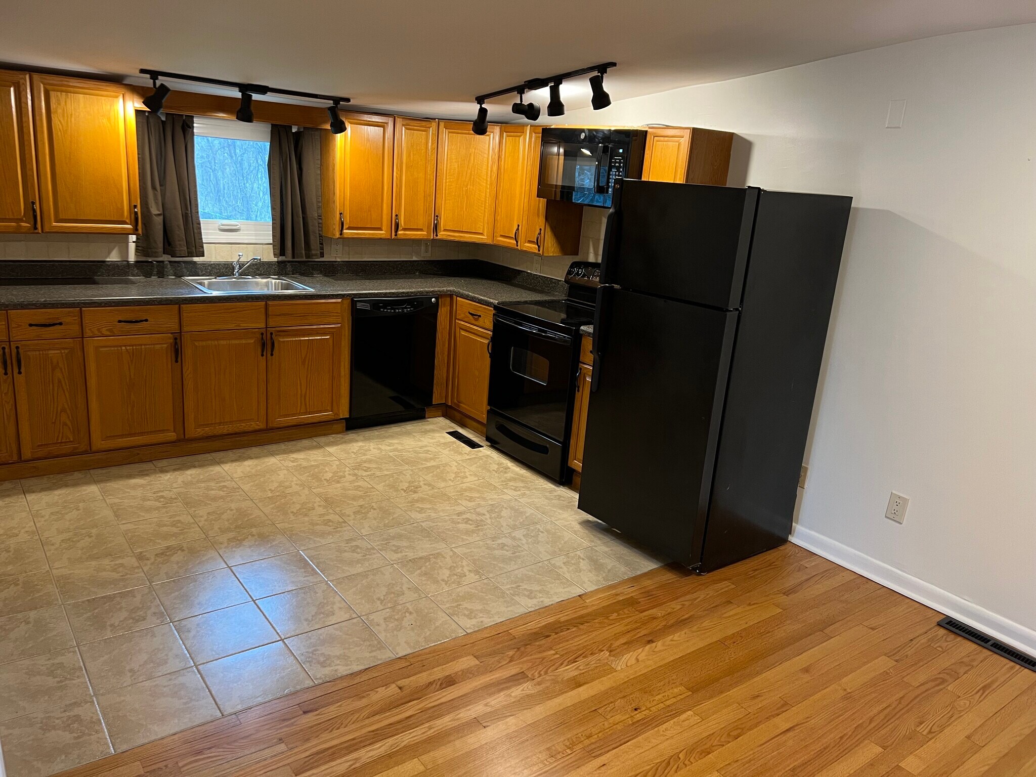 Fully Applianced w/ceramic floor - 26 Patricia Ln