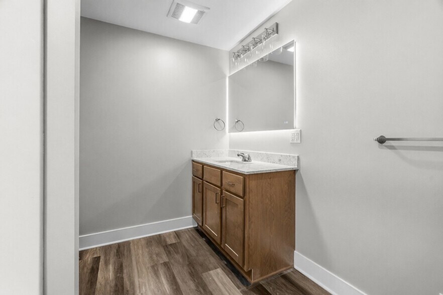 Building Photo - 172 E Gardner St