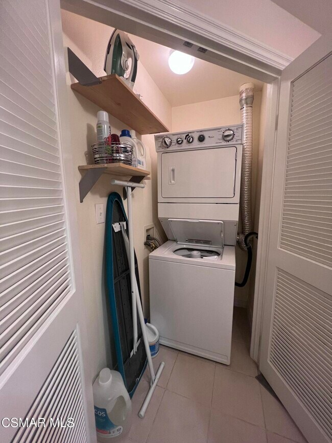 Building Photo - 14242 Burbank Blvd