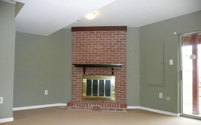 Building Photo - Very clean and well maintained 3BR 2 full ...