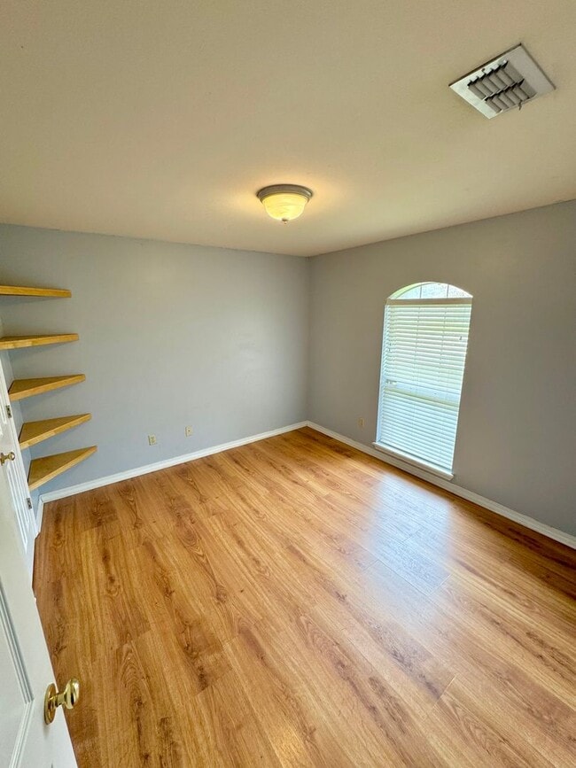 Building Photo - Great 3 bedroom, close to everything