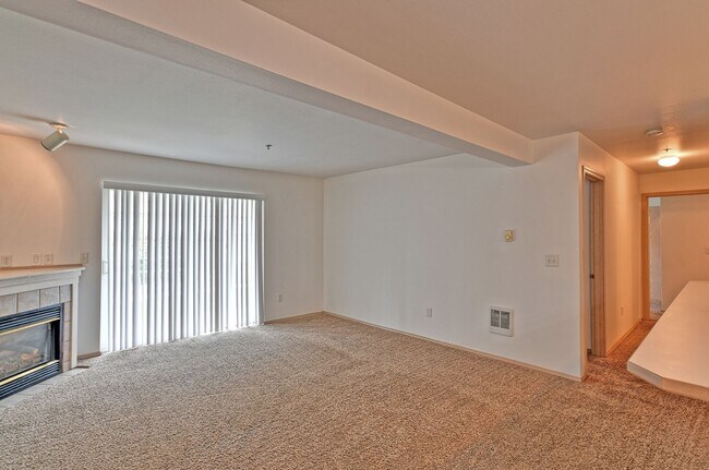 Building Photo - Charming 2-Bedroom Ground-Level Home in Qu...