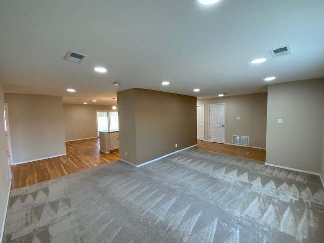 Building Photo - Beautifully Remodeled 3 Bedroom Single Sto...