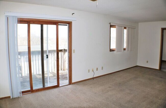 Building Photo - $1100 | 2 Bedroom, 1 Bathroom Condo | Cat ...