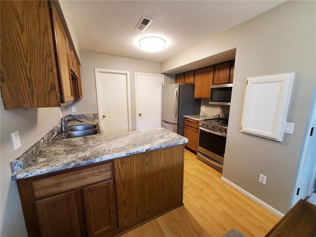 Building Photo - 9358 Ranchview Ln N