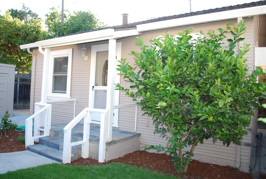 Building Photo - 875 Harding Ave