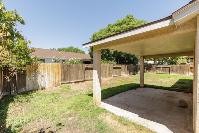 Building Photo - 3 Bedroom, 2 Bathroom Home in the Red Clif...
