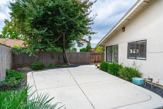 Building Photo - Pocket 3 Bedroom plus Den 2 Bath Home