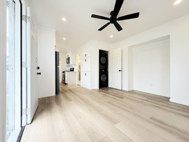 Building Photo - 1163 1/2 East 70th Street