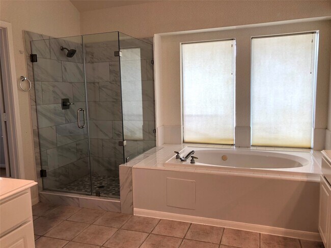 Building Photo - 18126 Somerset Knolls Ct