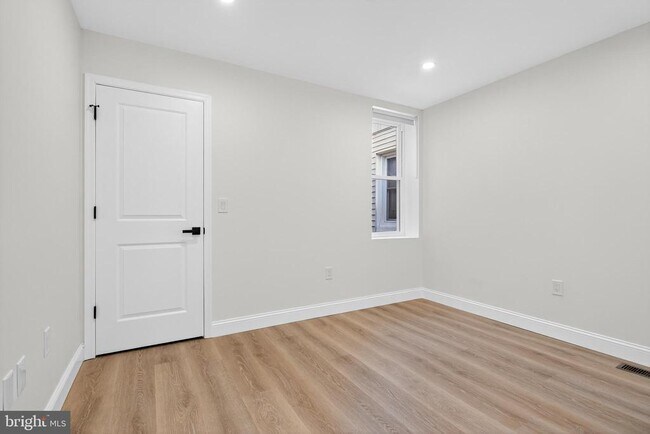 Building Photo - 5925 Woodcrest Ave