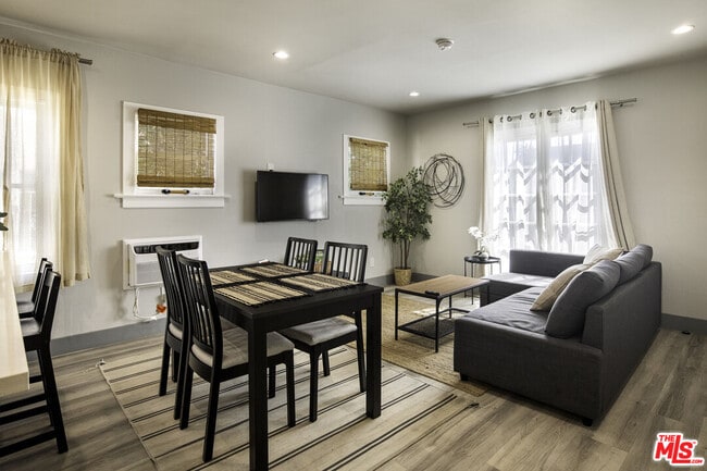 Building Photo - 1559 1/2 S Harvard Blvd