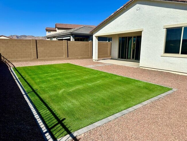 Building Photo - Fantastic 4BR/3BA Richmond American Larimar in Entrada Del Oro! Features white shaker cabinets, q...