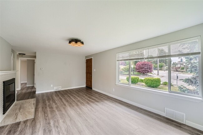 Building Photo - Charming and newly remodeled 4 bed x 2 bat...