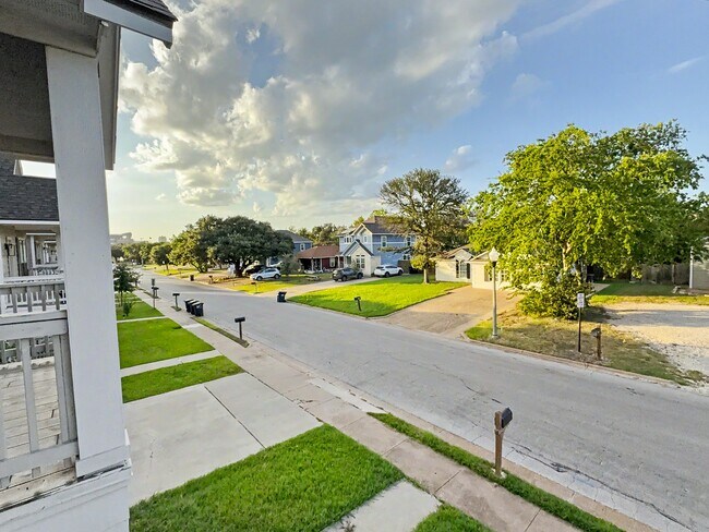 Building Photo - 910 Fairview Ave