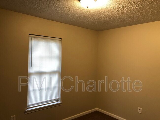 Building Photo - 2519 Hickory Ave