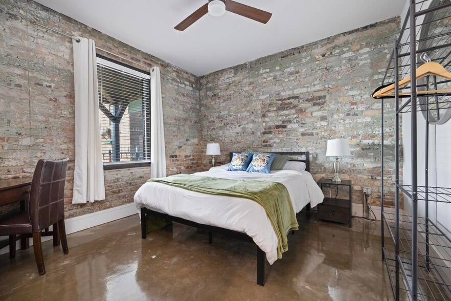 Building Photo - 18 Bank St