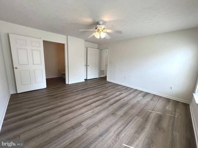 Building Photo - Gorgeous light filled 2 bedroom 2 bath con...