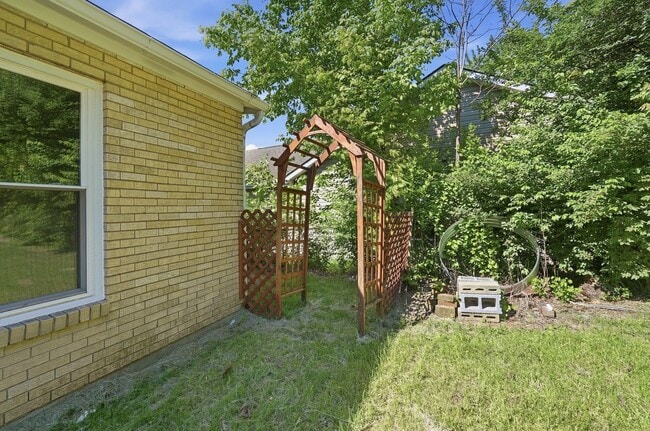Building Photo - Newly Renovated Three Bed available to rent with move-in special!