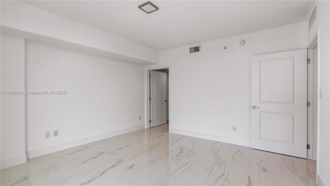 Building Photo - 400 Sunny Isles Blvd