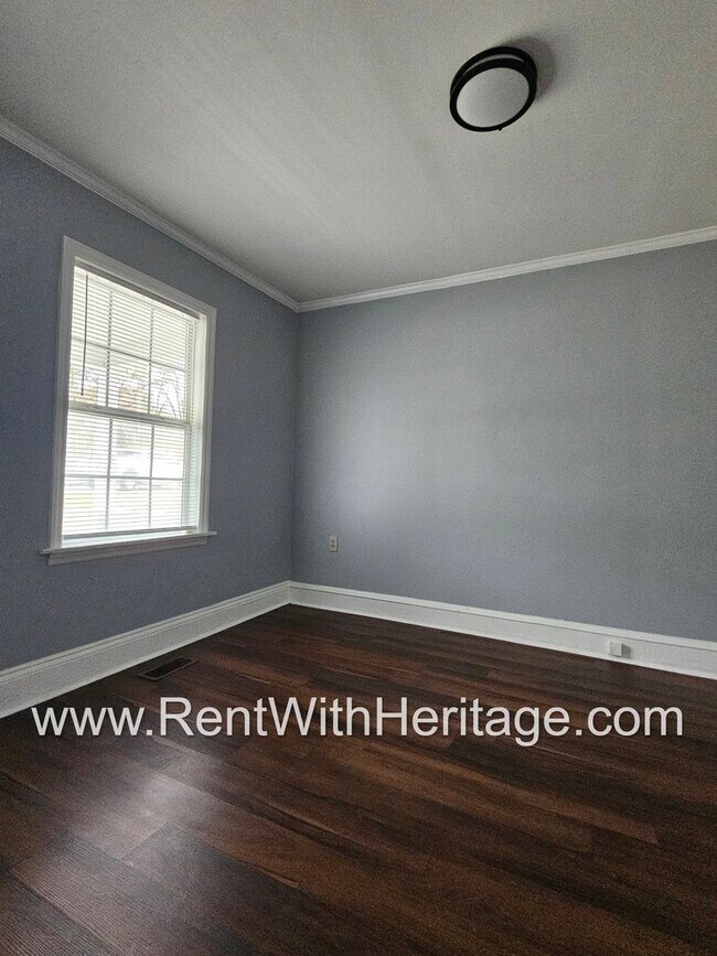 Building Photo - GORGEOUS HISTORICAL APARTMENT HOME / TOTALLY UPGRADED INTERIOR / CLOSE TO EVERYTHING!