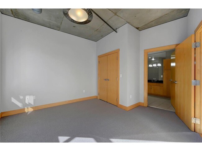 Building Photo - 150 NE 2nd St