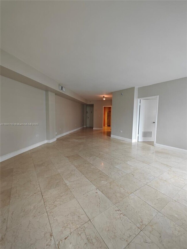 Building Photo - 825 Brickell Bay Dr