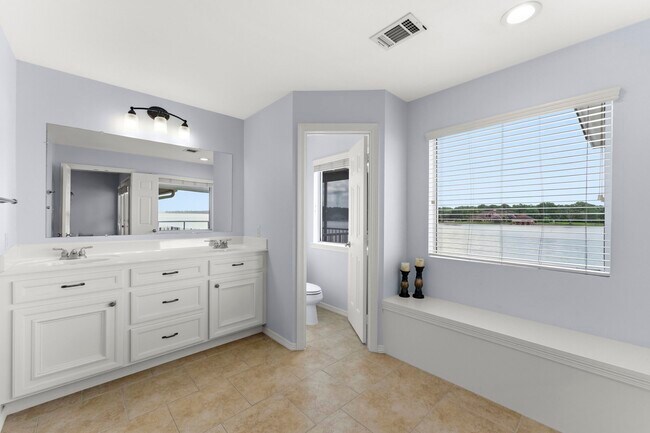 Building Photo - 1208 Lake View Dr