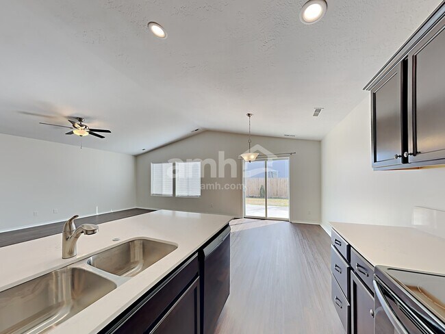 Building Photo - 7769 E Bratton Dr